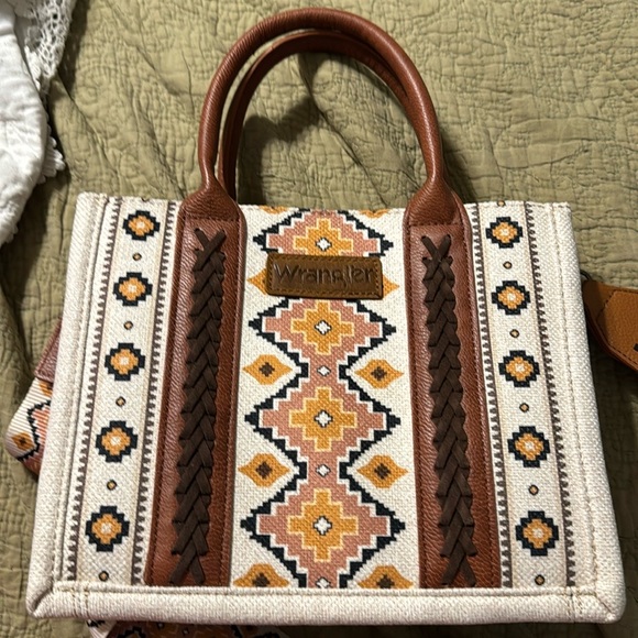NWOT wrangler small tote crossbody - Picture 4 of 4